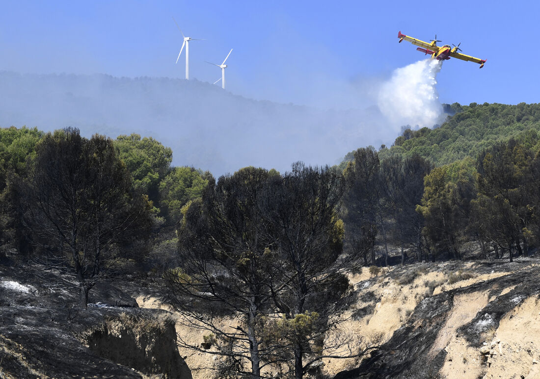 Os bombeiros trabalharam nesta segunda-feira (15) em grande incêndio na província de Alicante, sudeste da Espanha