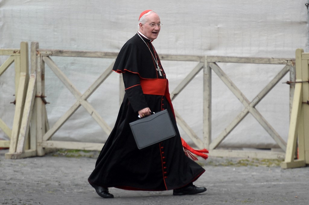 O cardeal canadense Marc Ouellet caminha na praça de São Pedro após uma reunião no segundo dia do pré-conclave, em 2013, no Vaticano