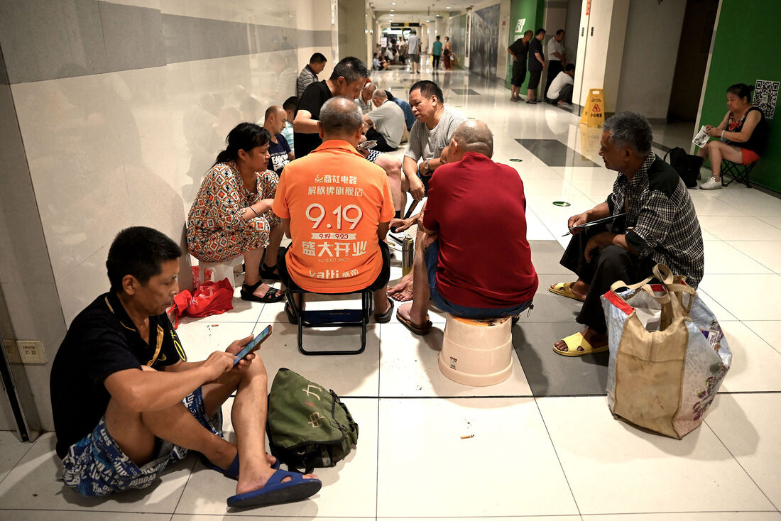 Moradores de Chongqing se abrigam em estações de metrô para escapar do calor