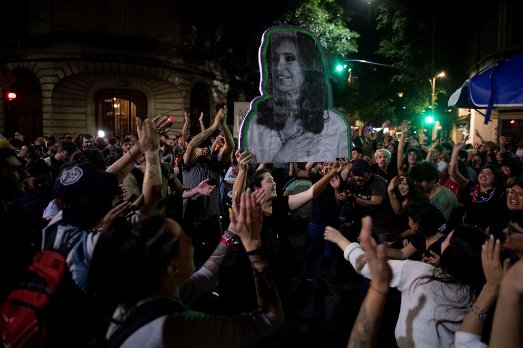 Apoiadores de Cristina Kirchner, em frente à casa da atual vice-presidente da Argentina, em Buenos Aires