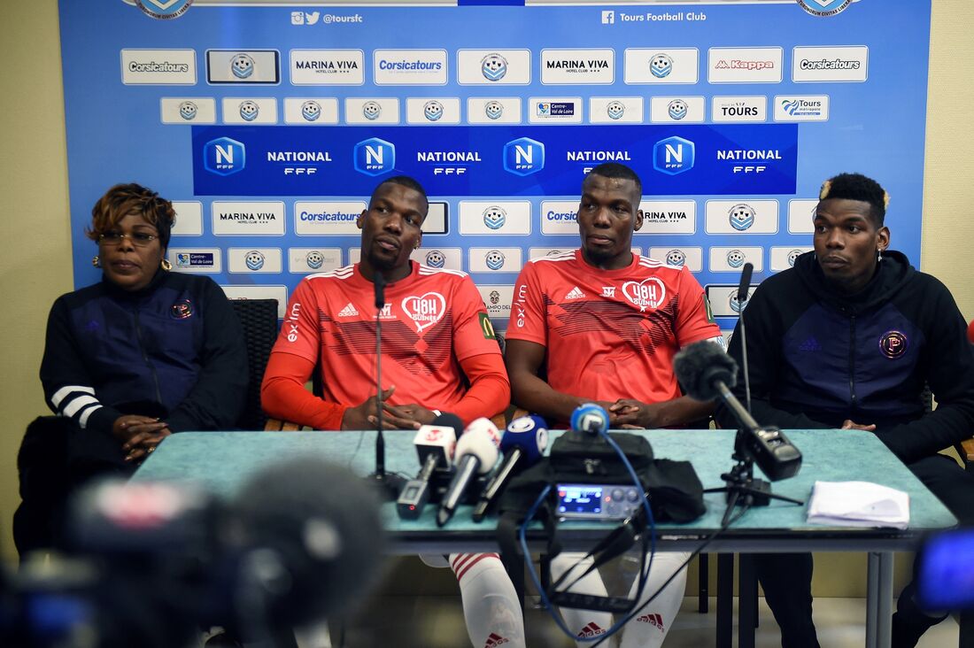 Família Pogba em coletiva de imprensa realizada 2019. Na foto, a matriarca Yeo Moriba, Mathias Pogba, Florentin Pogba e Paul Pogba