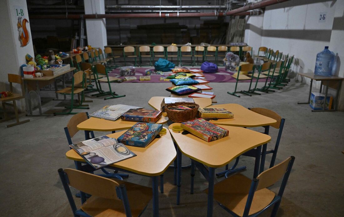 Sala de aula em subsolo de escola em Kiev, capital da Ucrânia