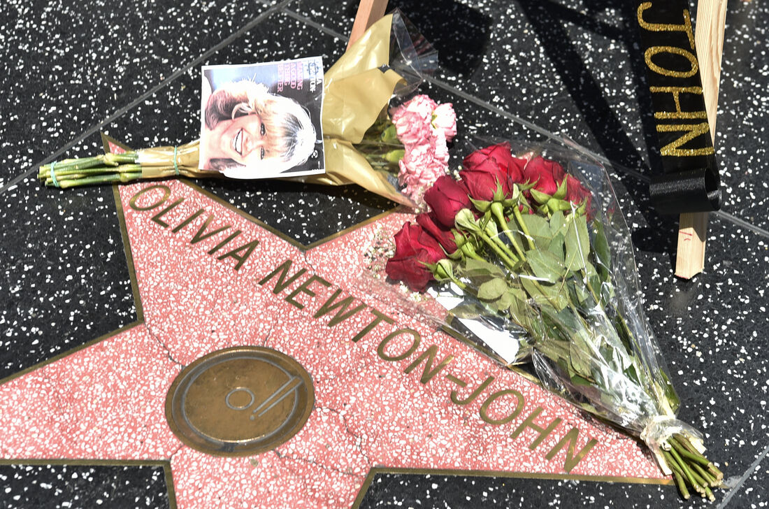 Fãs prestam homenagem a Olivia Newton-John, em sua estrela na calçada da fama