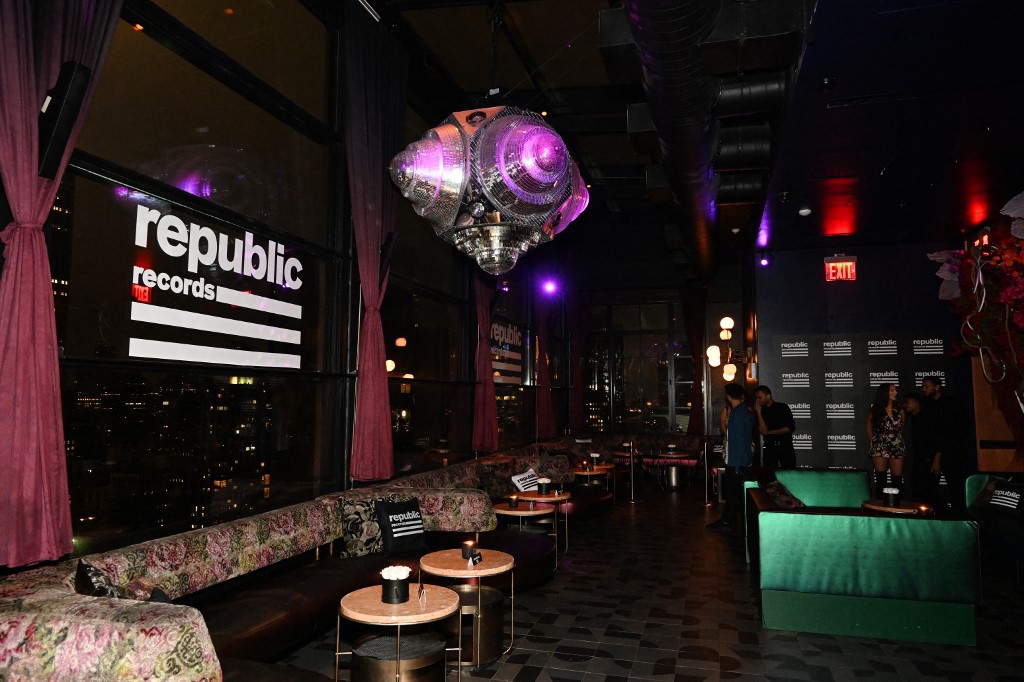 Vista da área de lounge durante a 2022 Republic Records VMA Afterparty no The Fleur Room em 28 de agosto de 2022 em Nova York