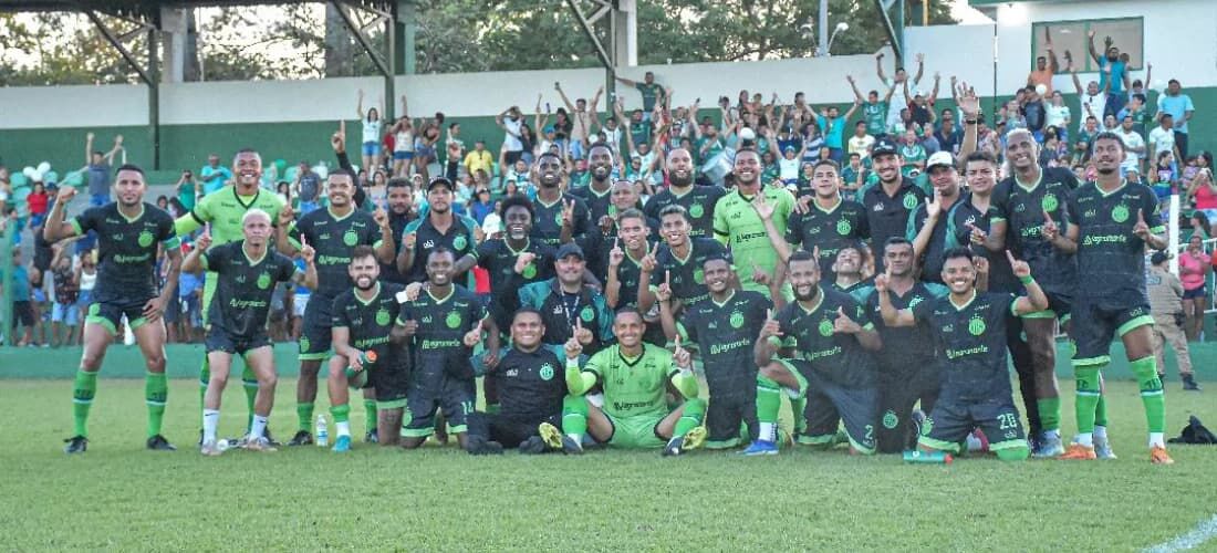 Elenco do Tocantinópolis comemorando a classificação contra o São Raimundo