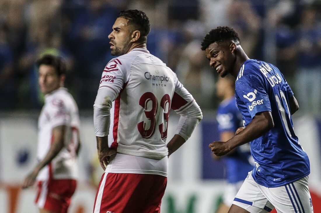 Os caras do Náutico estavam mais perdidos que "barata tonta" no jogo contra o líder disparado Cruzeiro