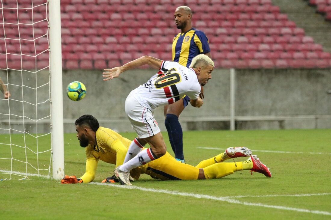 Hugo comemora gol contra o Retrô