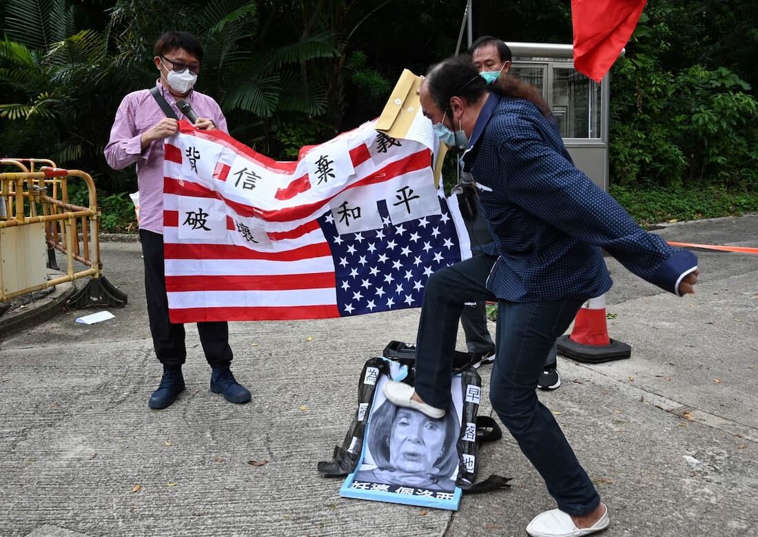 Manifestantes pró-Pequim pisam em uma imagem da  presidente da Câmara dos EUA, Nancy Pelosi,