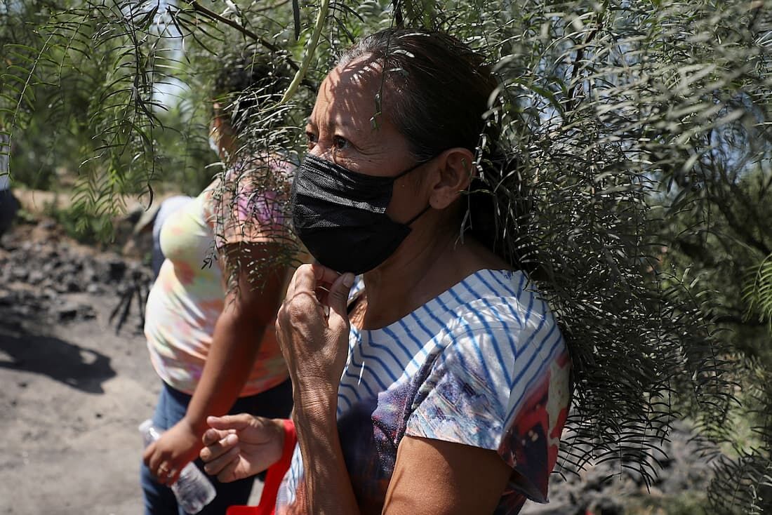 Parente de mineiro aguarda notícias após o deslizamento de terra que prendeu dez mineiros