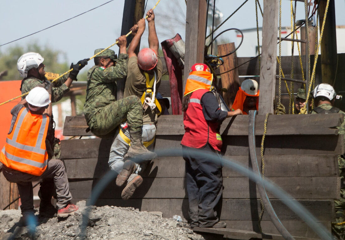 Equipes de resgate trabalham para resgatar 10 mineiros presos na mina de carvão 