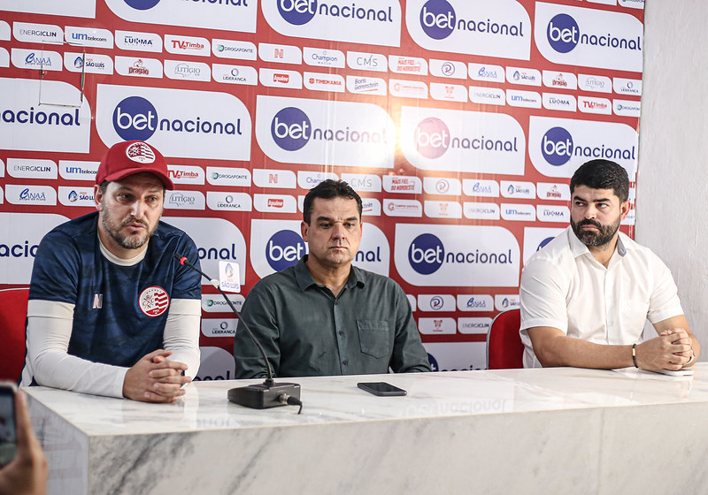 Ari Barros (dir.) acompanhado do presidente Diógenes Braga e do técnico Elano Blumer