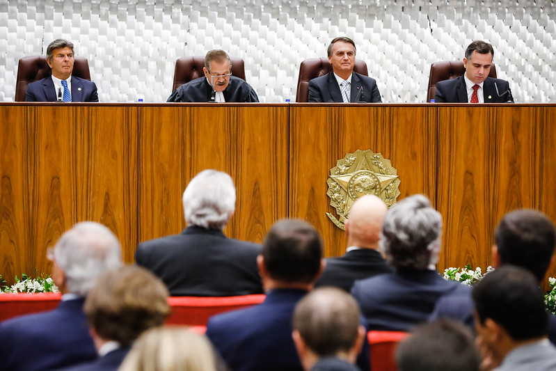 Jair Bolsonaro fica frente a frente com Alexandre de Moraes em posse no STJ