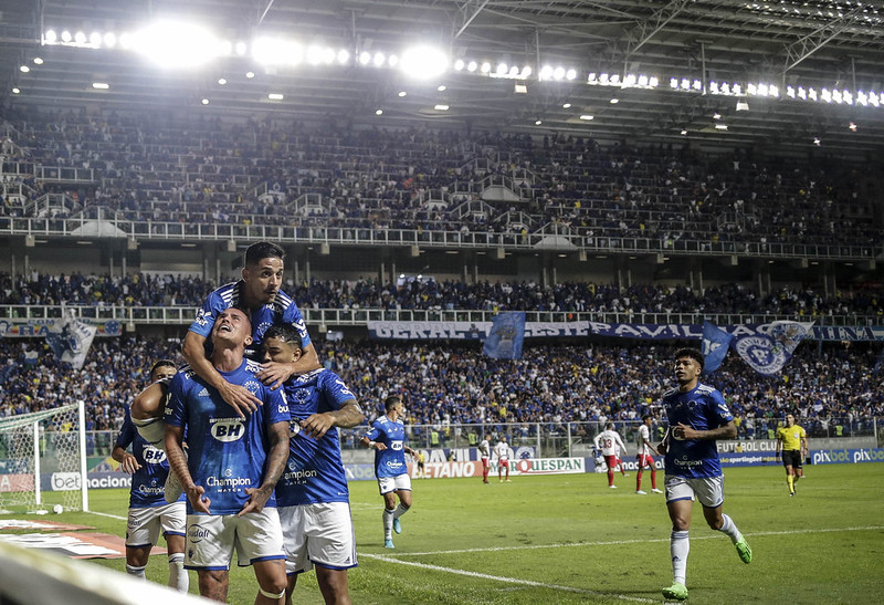 Cruzeiro goleia Náutico no Independência