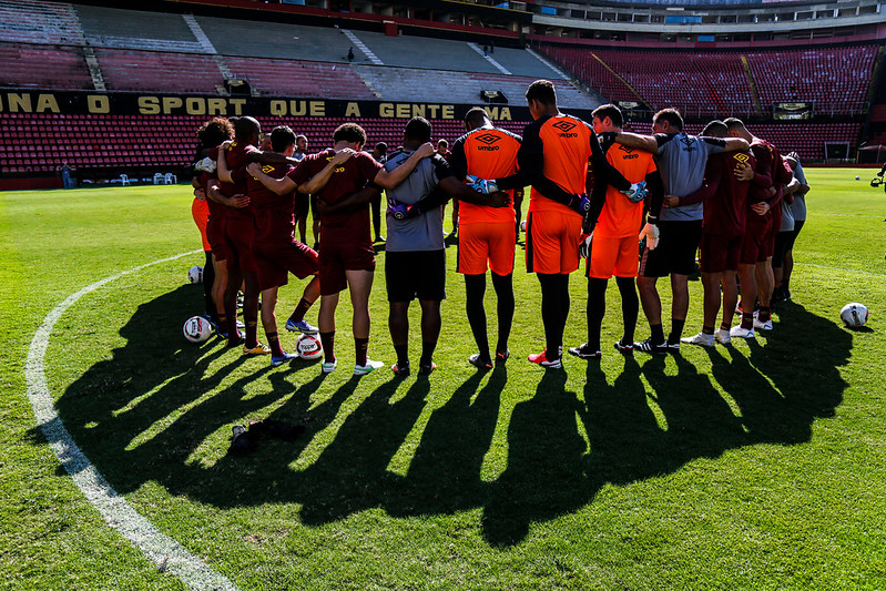 Elenco do Sport reunido no treinamento desta segunda-feira