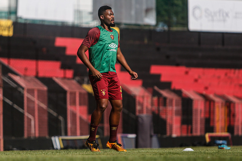 Sabino durante treino do Sport, na Ilha