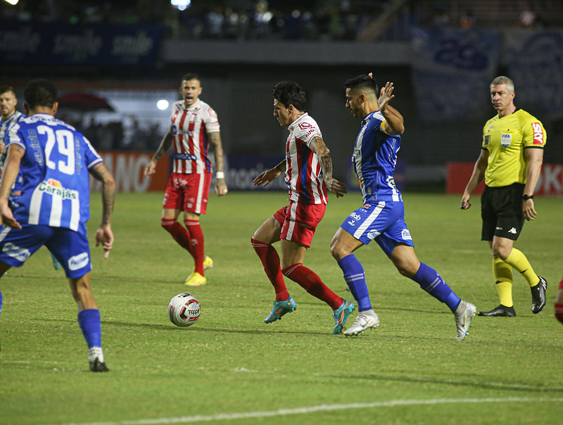 Jean Carlos tenta jogada em CSA 2x0 Náutico, no Rei Pelé