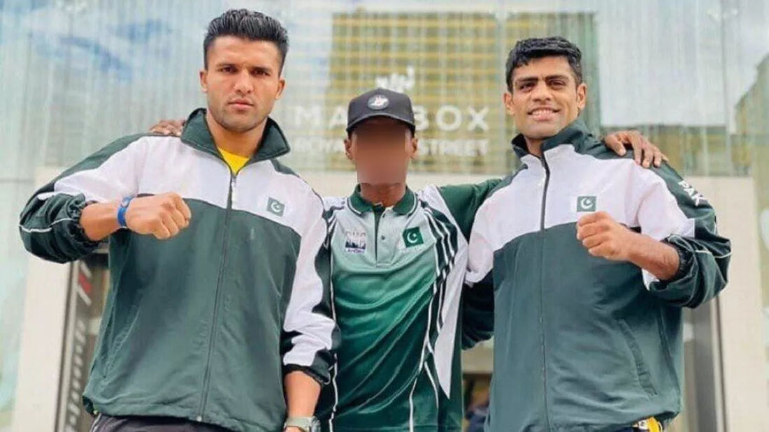 Boxeadores Nazeerullah Khan (esquerda) e Suleman baloch (direta) em foto durante os Jogos da Commonwealth