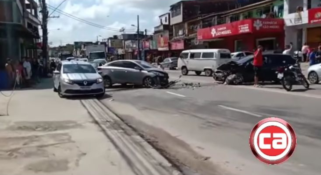 Acidente na principal avenida da cidade deixou feridos