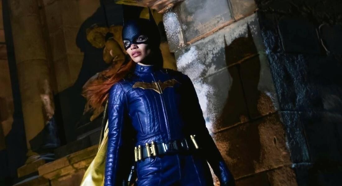 Atriz Leslie Grace, em traje da heroína 'Batgirl'