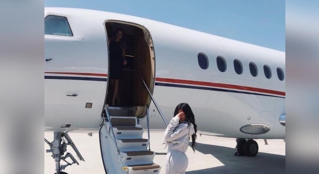 Bilionária Kylie Jenner posa em frente ao seu jatinho particular