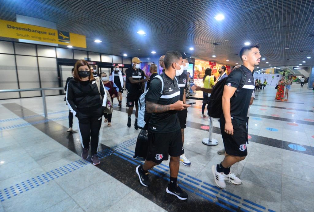 Delegação do Santa Cruz no desembarque no aeroporto do Recife, nesta segunda-feira (15)