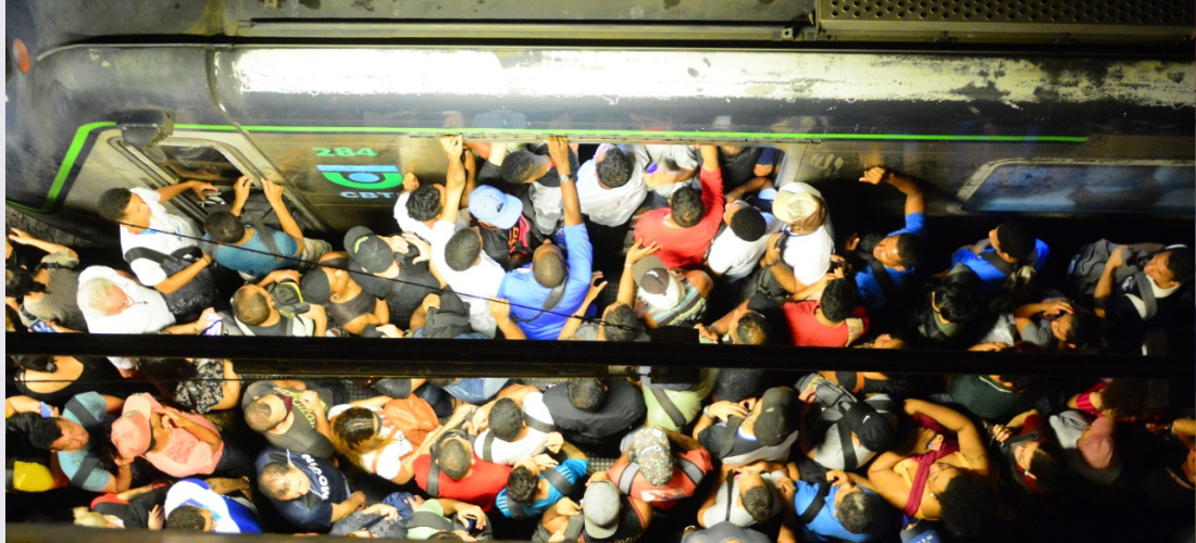 Tumulto na chegada do trem na estação Coqueiral, no Recife