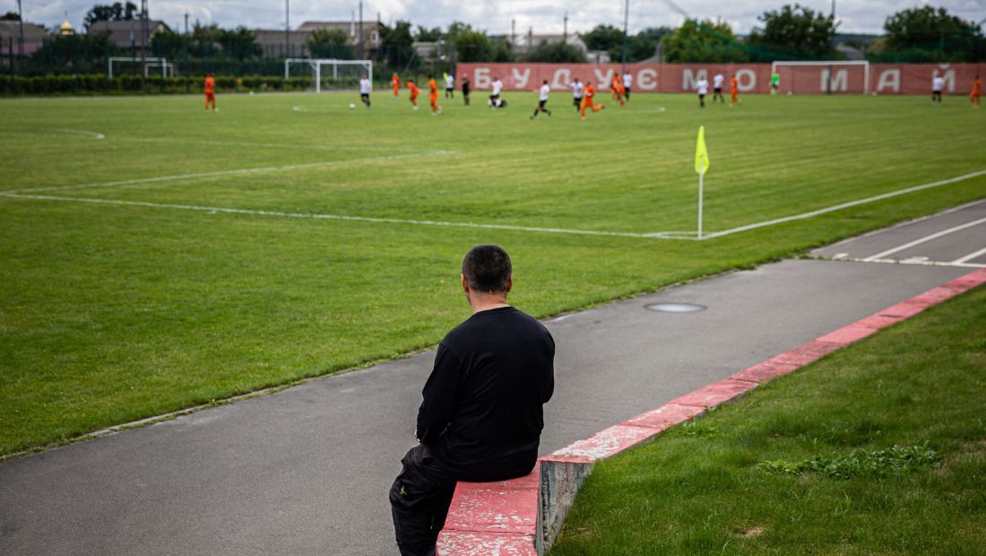 O presidente do clube, Oleksandre Yaroshenko, assistindo o jogo-treino do FSC Mariupol