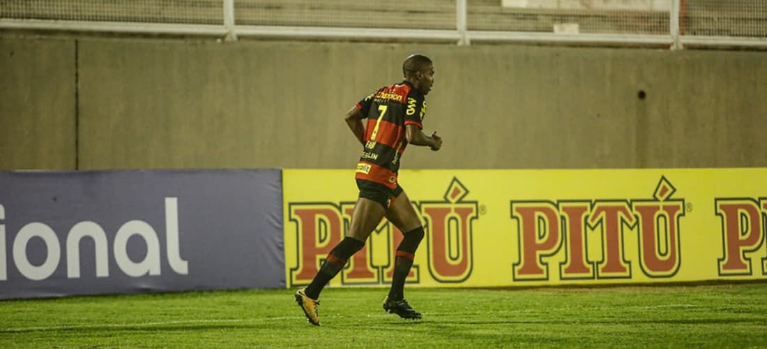 Fabinho mandou uma bola na trave contra o Tombense