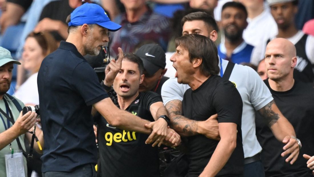 Tuchel (esq.) e Conte (dir.) tiveram que ser separados após o apito final