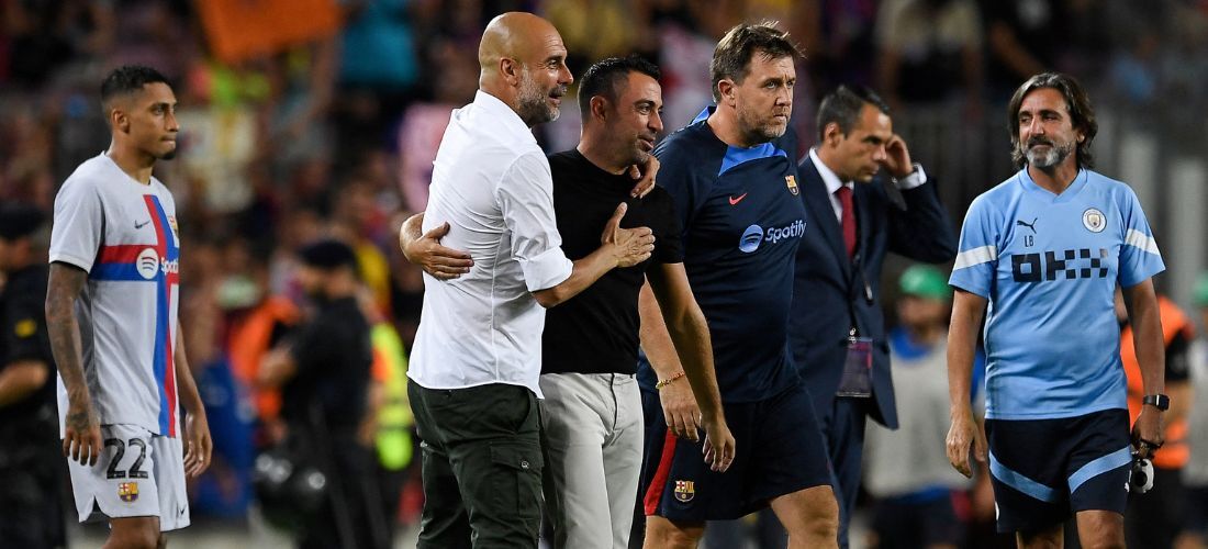 Pep Guardiola e Xavi se abraçando após o apito final