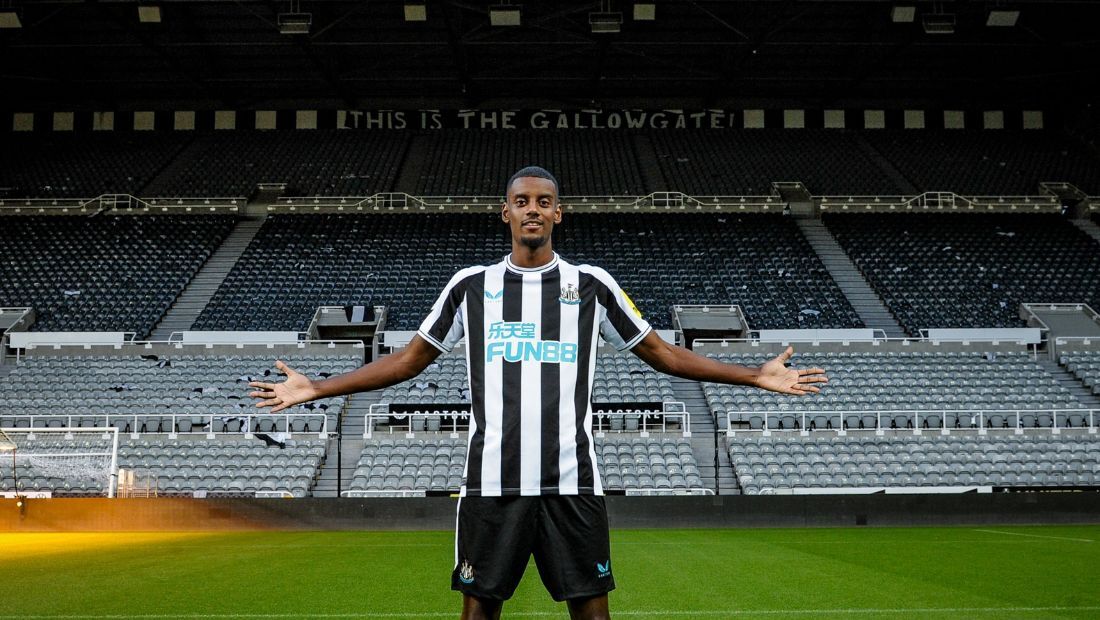 Isak foi apresentado no St. James Park