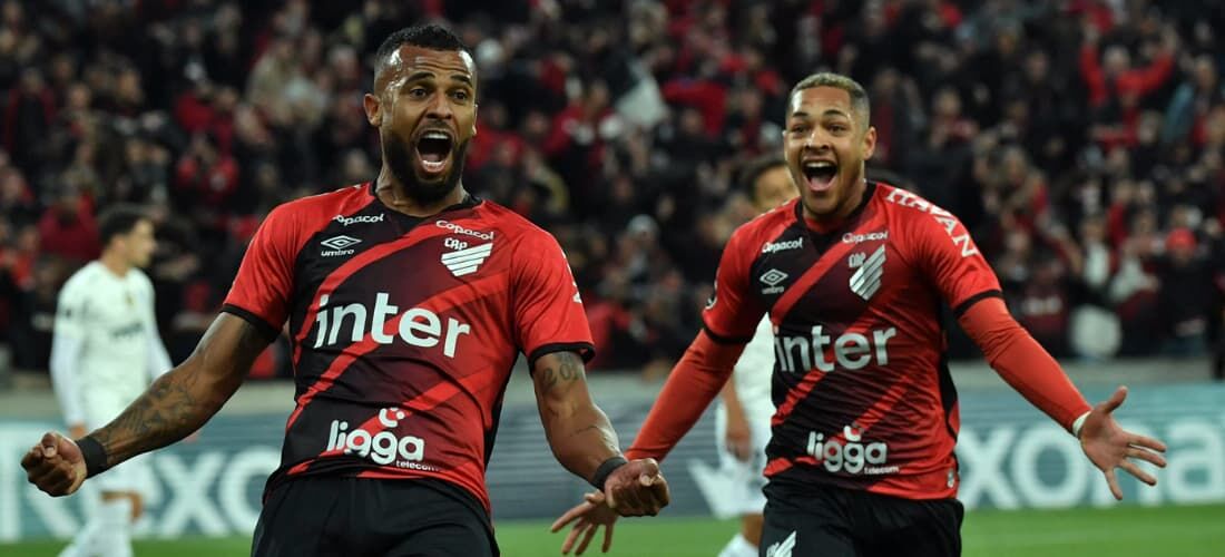 Alex Santana e Vitor Roque participaram do gol da vitória do Ahtletico-PR contra o Palmeiras 