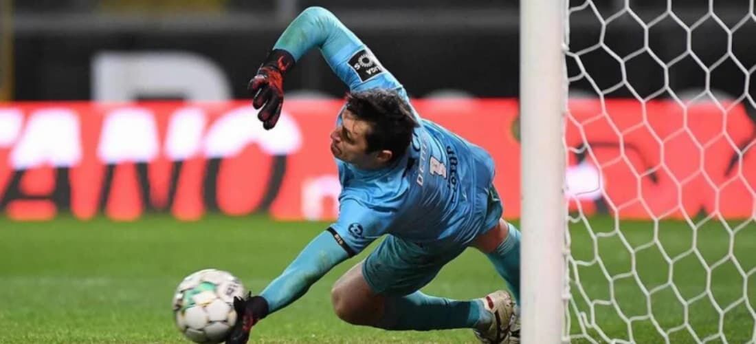 Dênis, goleiro de 35 anos próximo do Sport