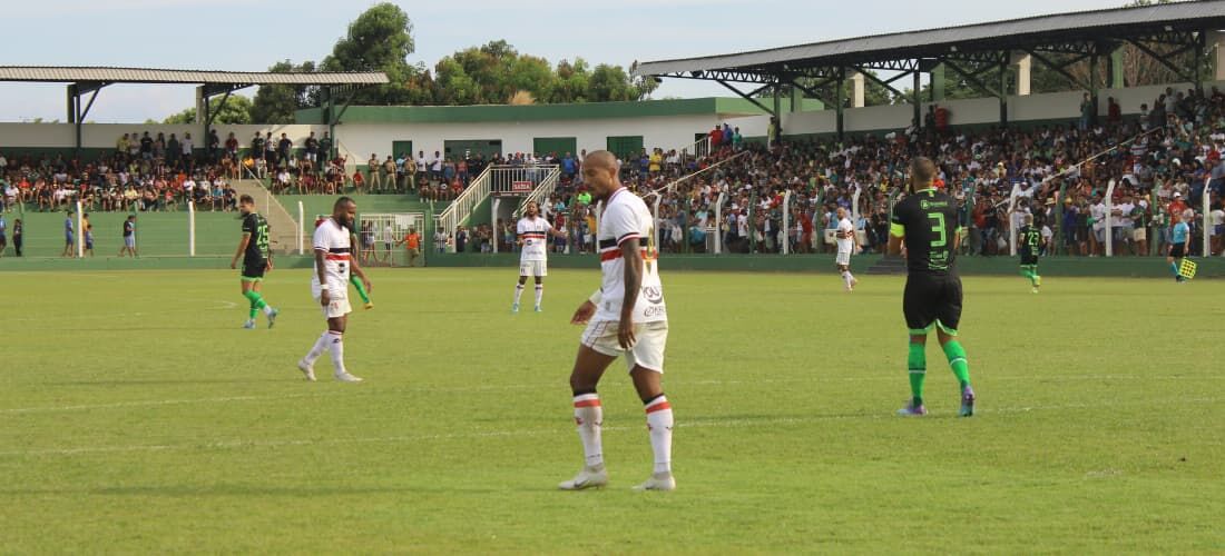 Raphael Macena foi titular nos dois jogos do Santa Cruz contra o TEC