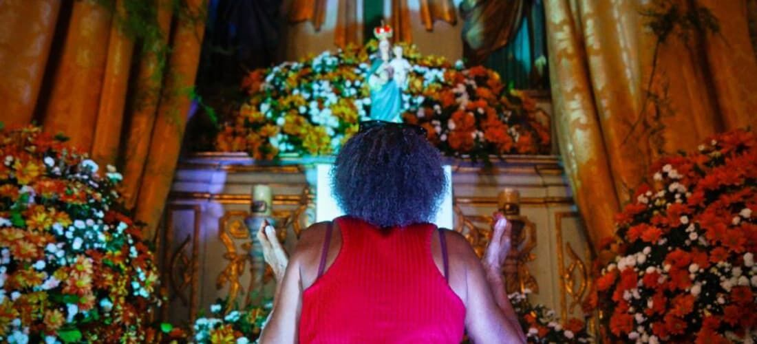 Hilda da Conceição, fiel de 71 anos, agradecendo a Nossa Senhora da Cabeça