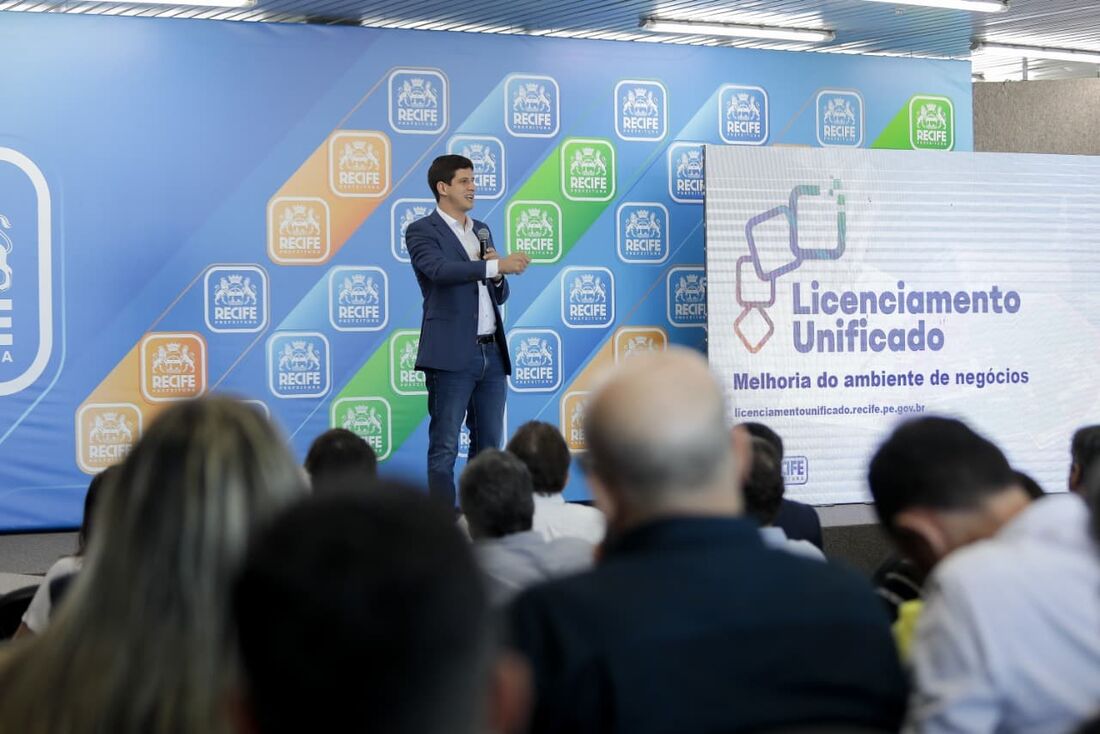 João Campos lançou ontem o novo Portal de Licenciamento Unificado