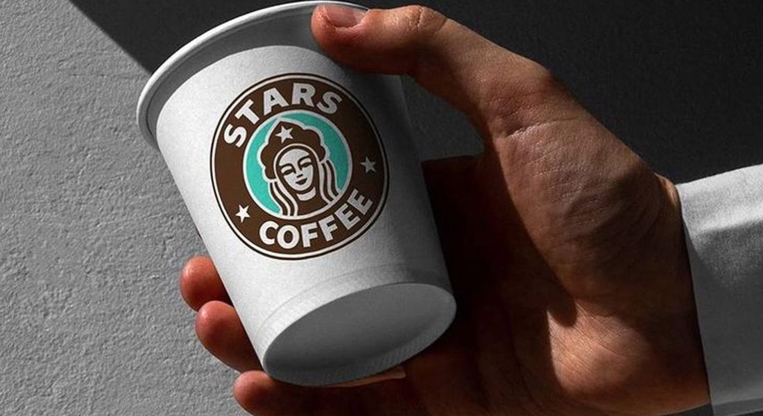 Logo verde e branco da empresa americana recebeu a cor marrom e a figura de uma menina com o "kokochnik", que substitui a sereia do Starbucks