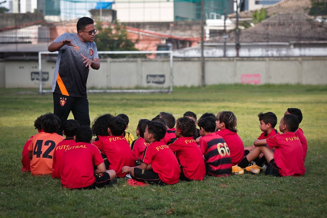 Jovens de 12 anos não podem mais cabecear a bola