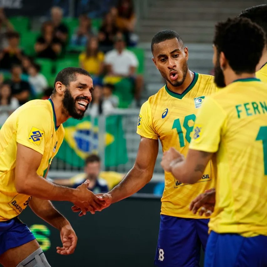 Wallace, Lucarelli e Cachopa durante vitória contra o Japão