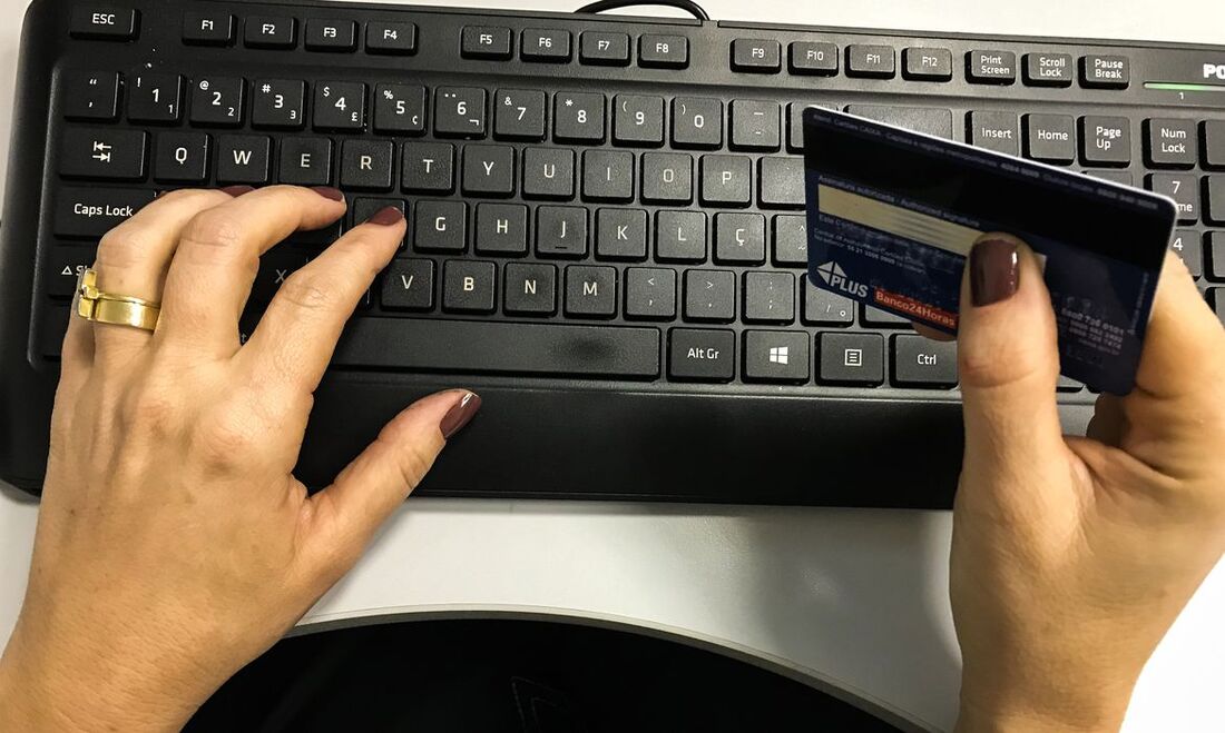 As empresas de meios de pagamento vão lançar o chamado parcelamento do saldo total que os clientes devem no cartão de crédito, incluindo parcelas futuras