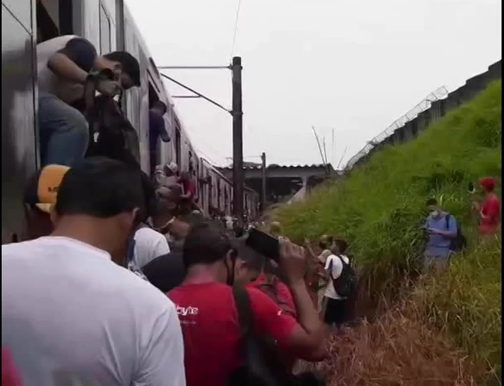 Passageiros andam por trilhos do metrô do Recife