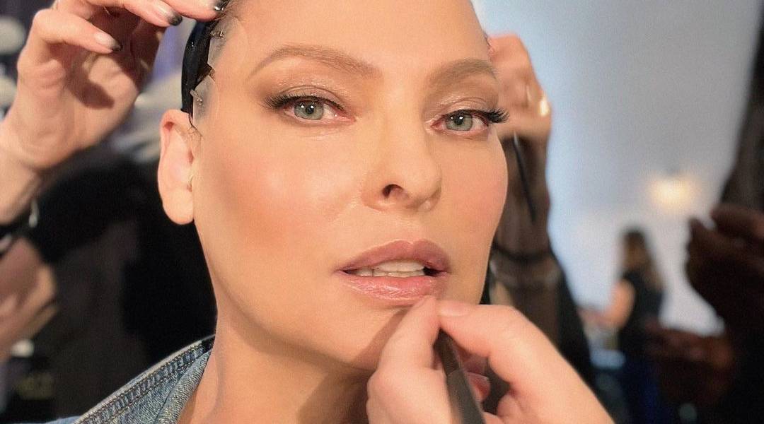 Linda Evangelista sendo maquiada