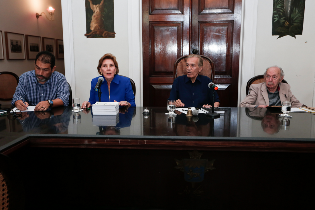 Lecticia Cavalcanti fez aniversário e foi homenageada na palestra desta segunda (15 de agosto) na APL