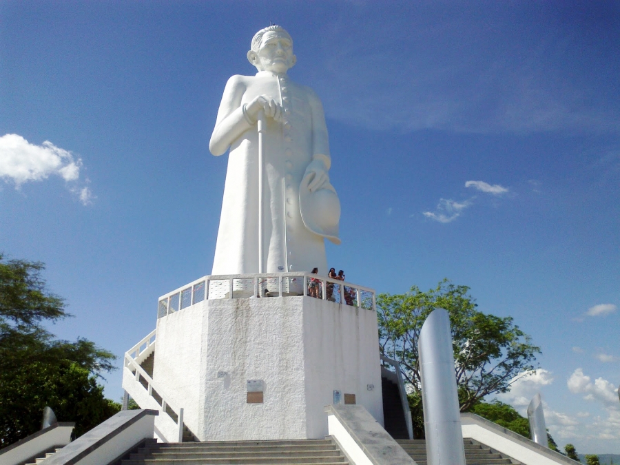 Imagem de Padre Cícero em Juazeiro do Norte (CE) é visitada pelos romeiros