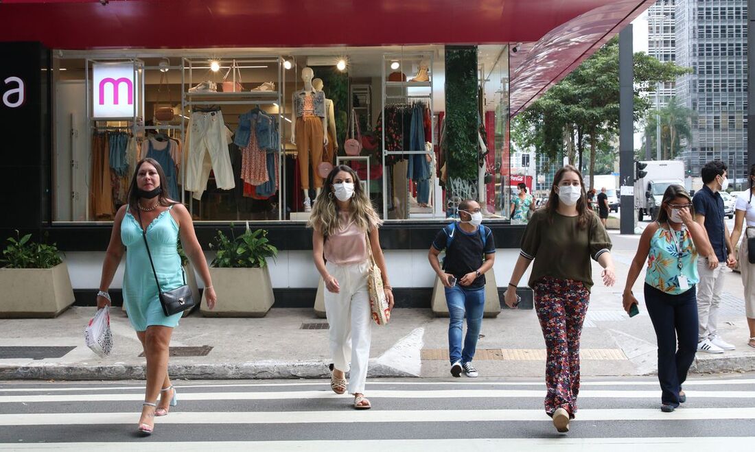 Pessoas de máscara na rua