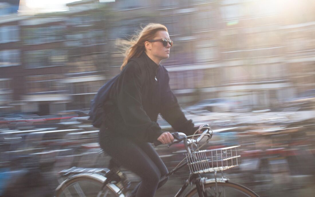 Mulher andando de bicicleta