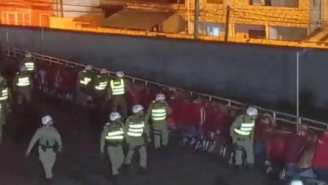 Momento em que os torcedores do Náutico foram colocados de joelhos pela polícia alagoana