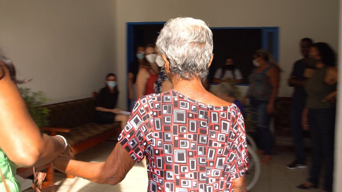 Mulher deixando instituição psiquiátrica de longa permanência em Pernambuco