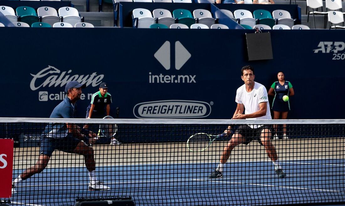 Marcelo Melo (dir) em ação com sua dupla Raven Klaasen (esq) no US Open