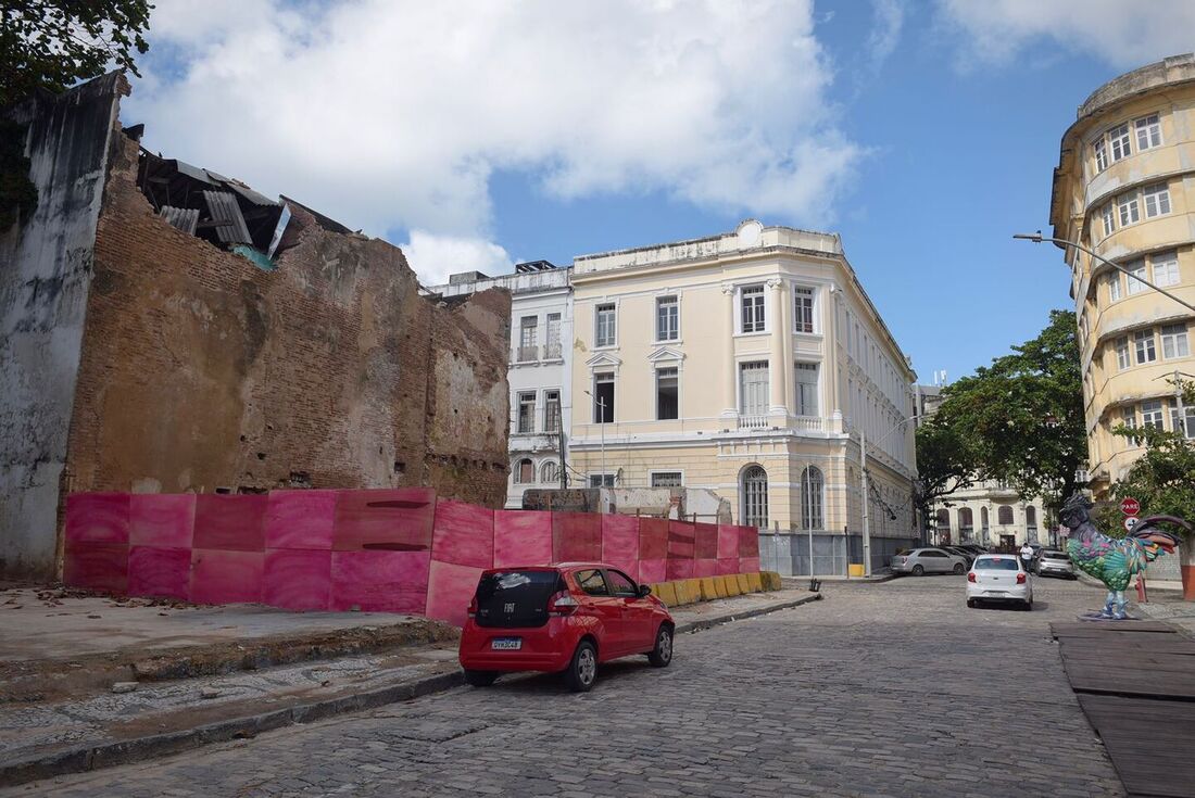 O terreno do edifício 88, na Rua da Guia, no Recife Antigo, está isolado com tapumes